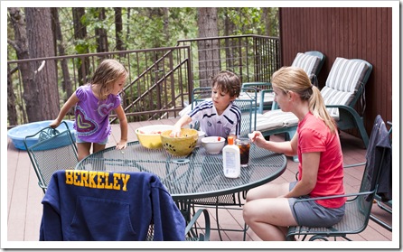 Lisa sharing a snack with Ava and James
