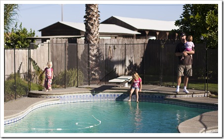 Kevin, Lilia, Sophia and Anna Marie out by the pool